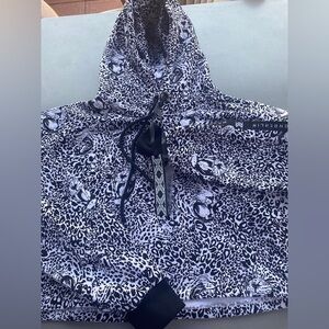 Printed Hooded Women's Sweater - Black & White Leopard